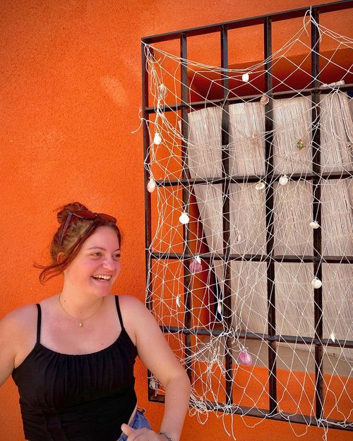 Kiara Bryon bij raam op Tabarca