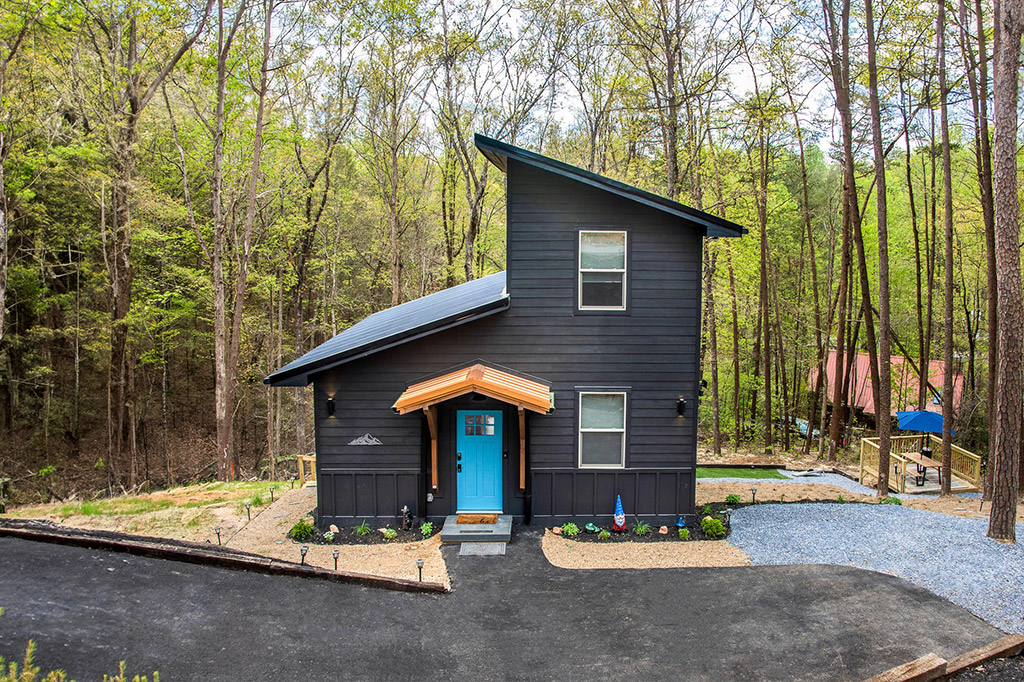 Stunning Mountain Vacation Rentals With Energy Efficient Electric Vehicle Charging image