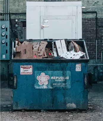 Vuilnisbak in een steeg