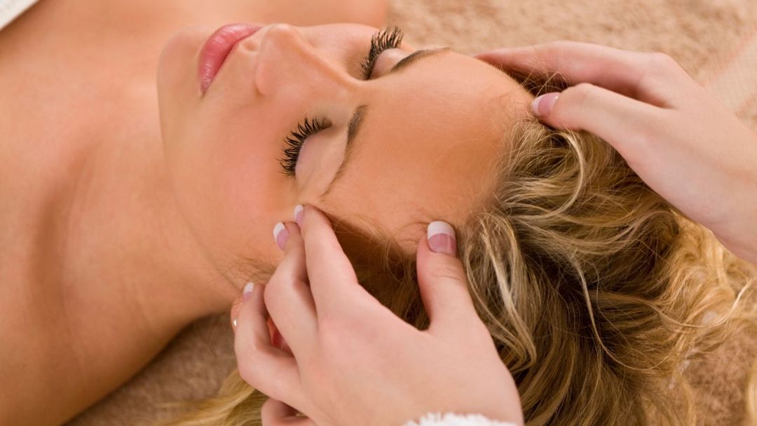 Массаж головы девушке. Relaxing heading. Relaxing heading. Трихологический массаж головы. Аксесс фейслифт.